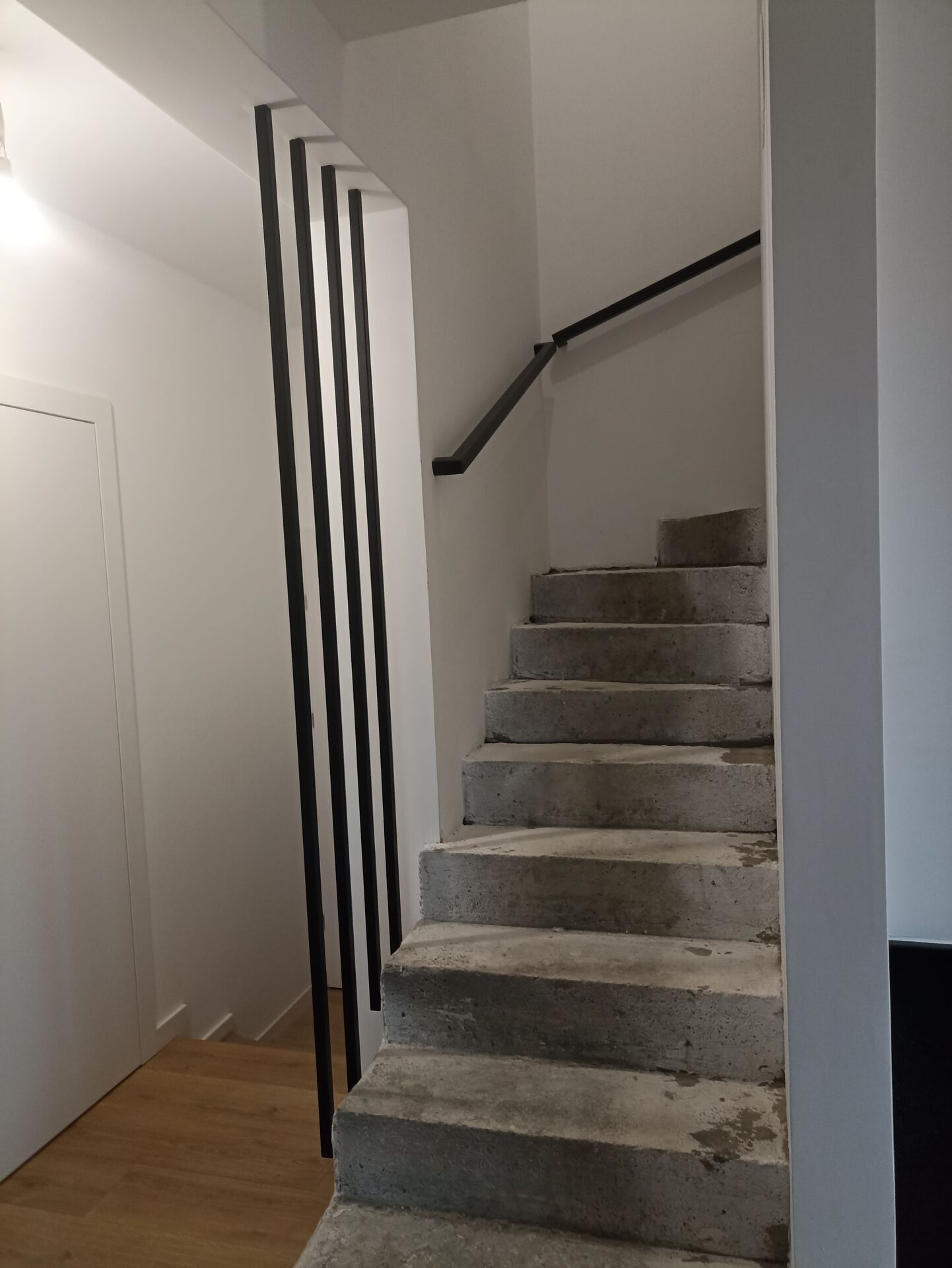 Poręcz ścienna przy schodach – realizacja Barierki24