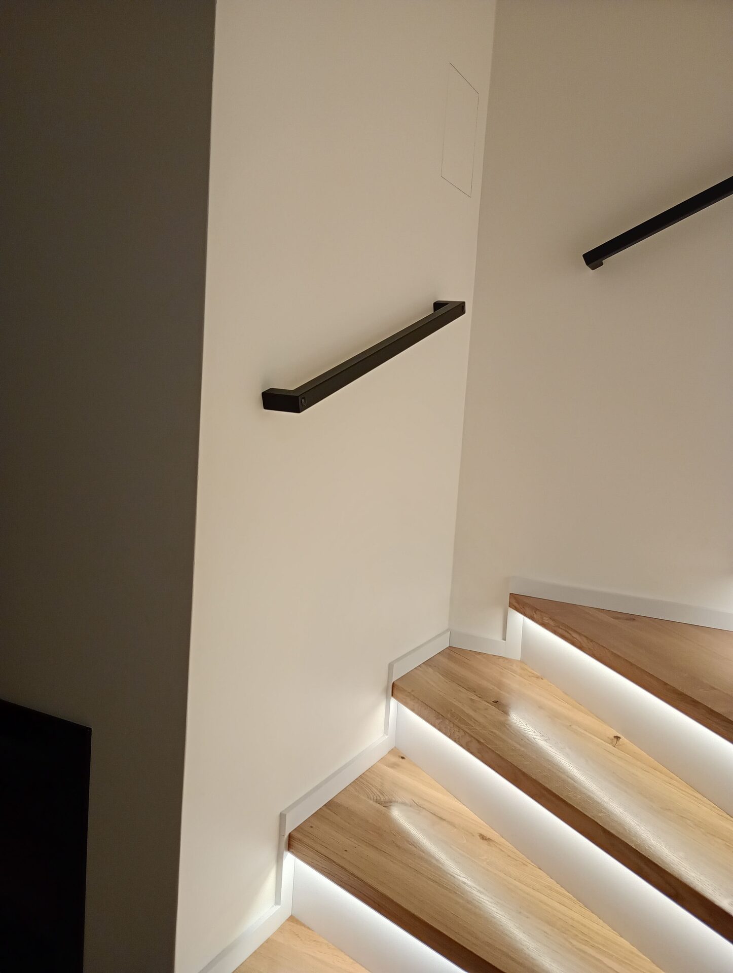 Minimalistyczna poręcz ścienna – realizacja Barierki24